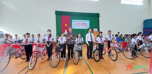 Báo Quân đội nhân dân tại Cần Thơ tặng 5.000 quyển vở và 20 xe đạp cho học sinh tại huyện Cờ Đỏ

